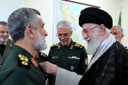 Leader awards Fath badge to Gen. Hajizadeh for missile op