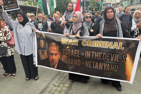 Anti-Israeli demonstrations in Germany to protest the crimes of the Zionist regime and its attacks on the Iranian nation